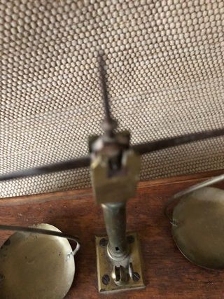 Báscula antigua bronce y madera