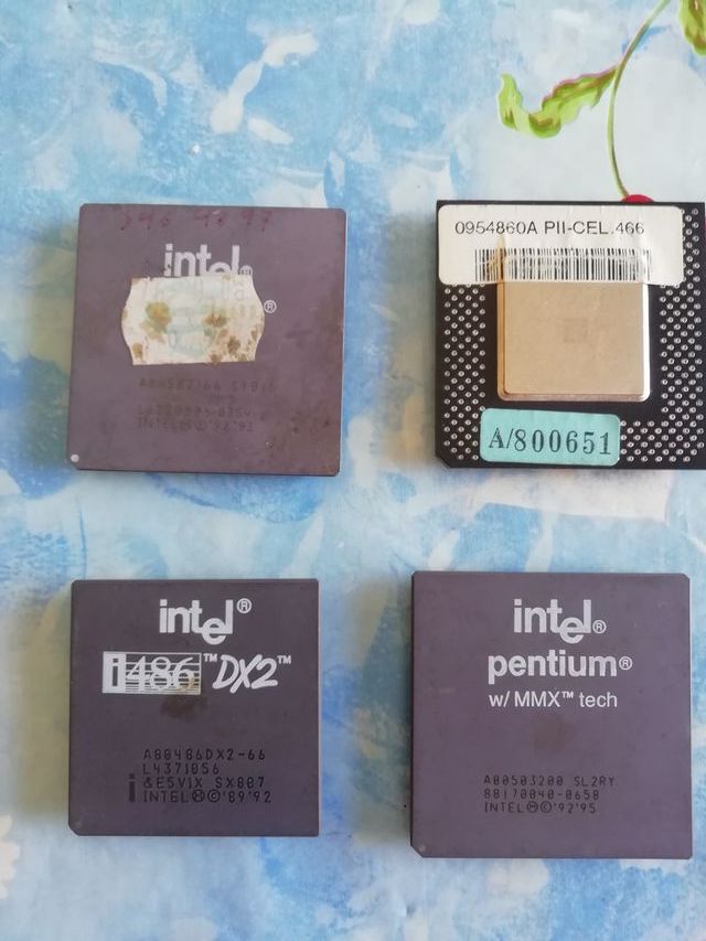 Processadores de cerâmica Intel em lote