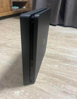 PS4 Slim Negra + Mando y Cables