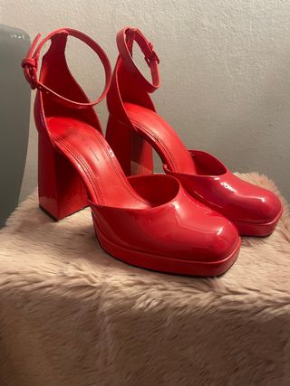 Zapatos de tacón rojos con plataforma