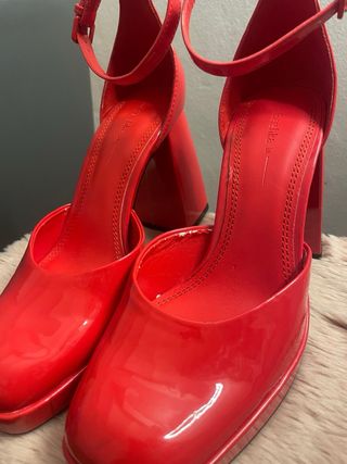 Zapatos de tacón rojos con plataforma