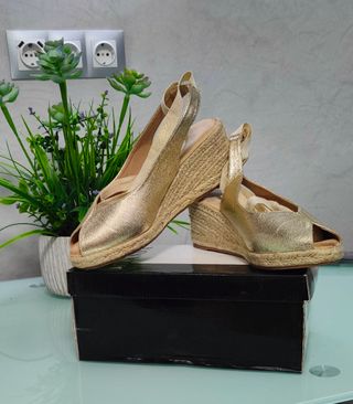 Zapatos de esparto dorados