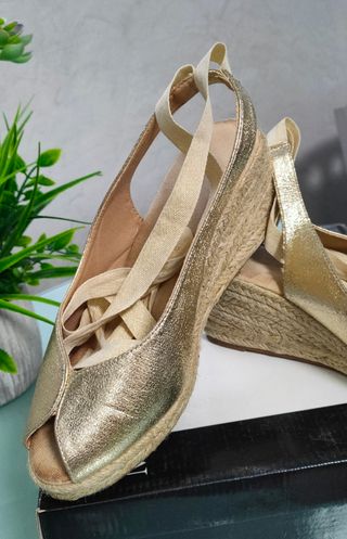 Zapatos de esparto dorados