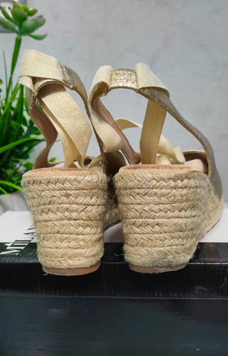 Zapatos de esparto dorados