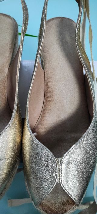 Zapatos de esparto dorados