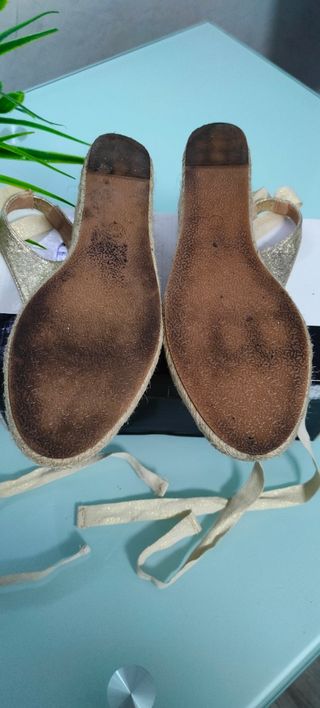 Zapatos de esparto dorados