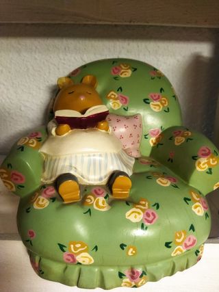 Figura de animalito leyendo en sillón