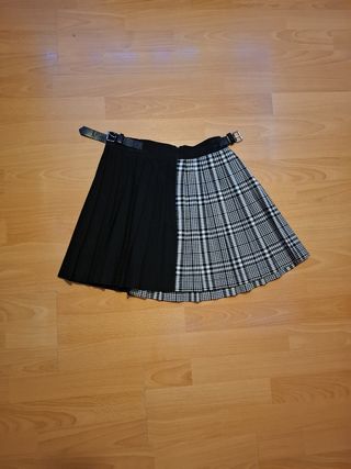 Falda plisada a cuadros y negra con cinturón