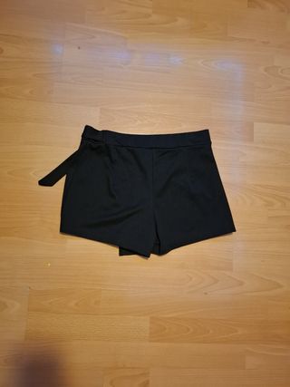 Falda pantalón negra con cinturón
