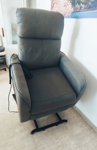 Sillón reclinable levanta persona gris