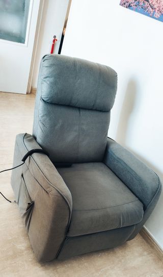 Sillón reclinable levanta persona gris