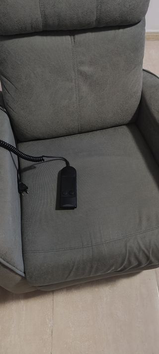 Sillón reclinable levanta persona gris