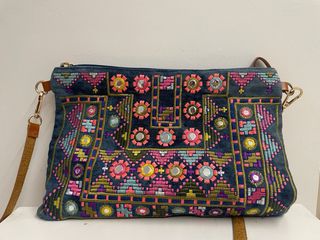 Bolso de mano bordado con espejos
