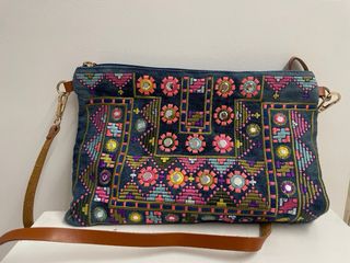 Bolso de mano bordado con espejos