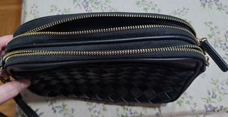 Bolso bandolera negra Mango trenzado en ante negro