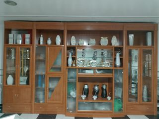 Mueble de madera y cristal