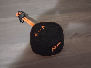 Altavoz Bluetooth Portátil Negro y Naranja
