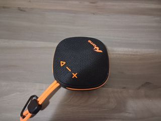 Altavoz Bluetooth Portátil Negro y Naranja