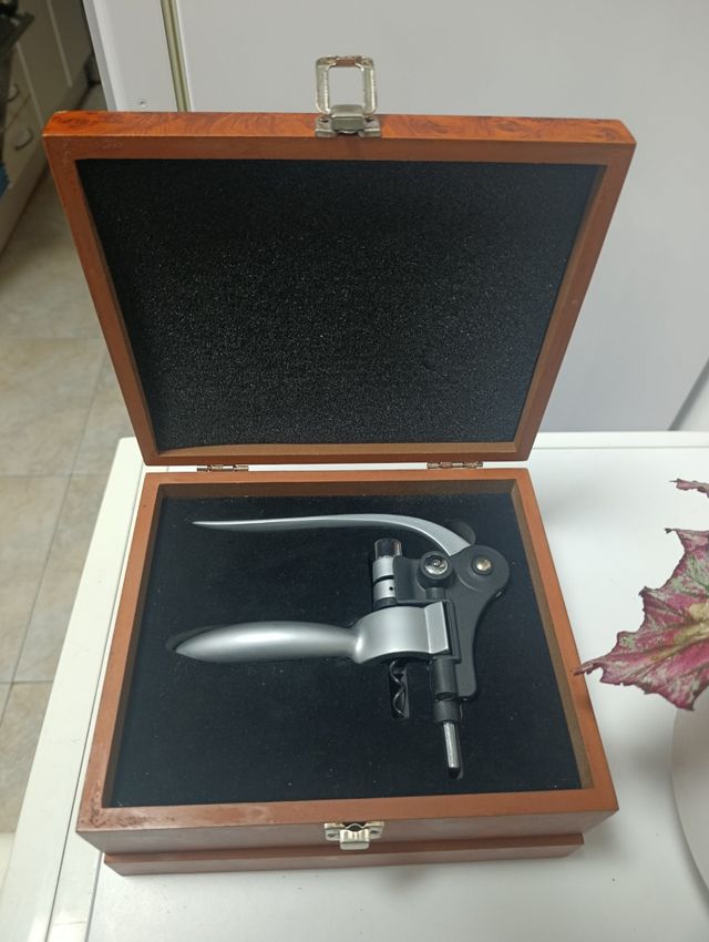Caja sommelier con accesorios