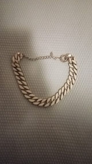 Pulsera Stradivarius eslabones dorados y blancos