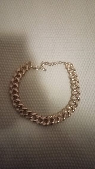 Pulsera Stradivarius eslabones dorados y blancos