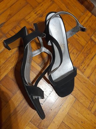 Sandalias de tacón negras y plateadas