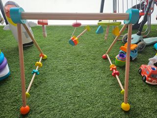 Gimnasio de madera para bebé