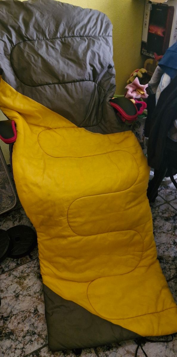 Saco de dormir amarillo y gris