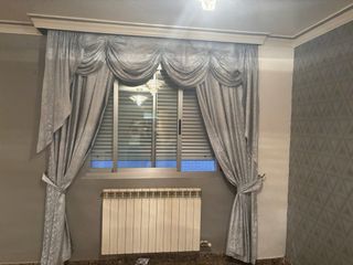 Cortinas de comedor grises y plateadas