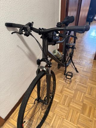 Bicicleta Trekking con accesorio estática