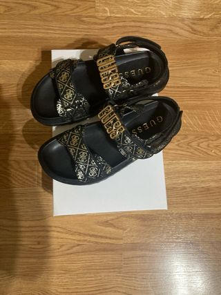 Sandalias Guess Negras y Doradas
