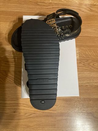 Sandalias Guess Negras y Doradas