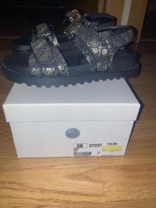 Sandalias Guess Negras y Doradas