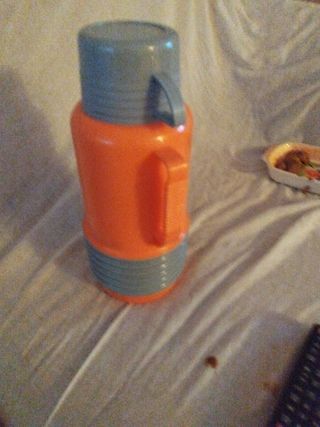Termo naranja y gris
