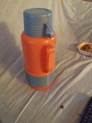 Termo naranja y gris