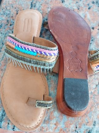 Sandalias de verano beige y multicolor