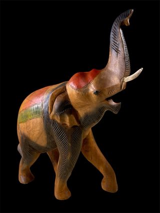 Elefante in legno intagliato e dipinto a mano