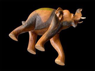 Elefante in legno intagliato e dipinto a mano