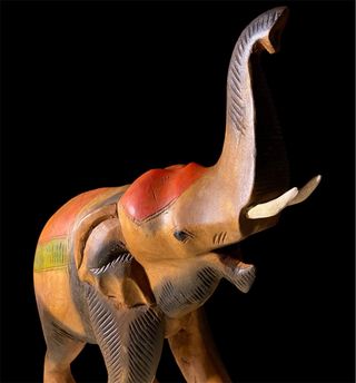 Elefante in legno intagliato e dipinto a mano