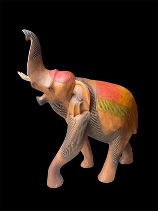 Elefante in legno intagliato e dipinto a mano
