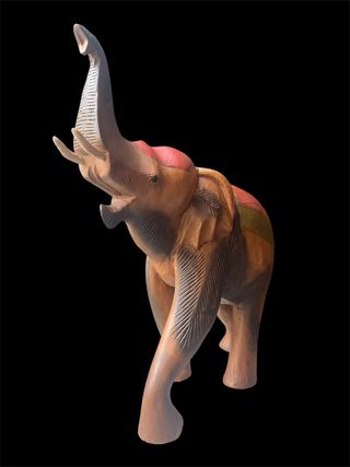 Elefante in legno intagliato e dipinto a mano