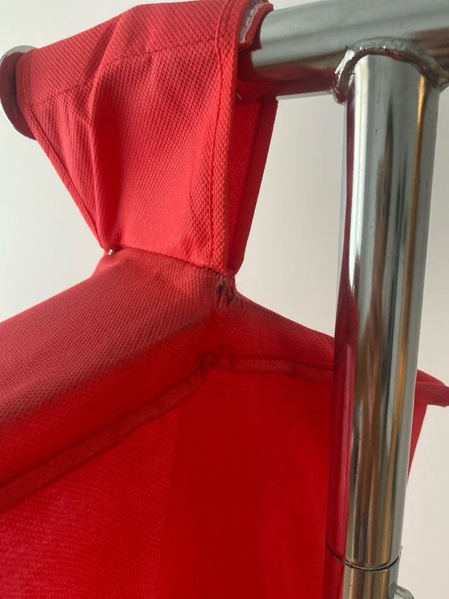 Zapatero vertical de tela rojo