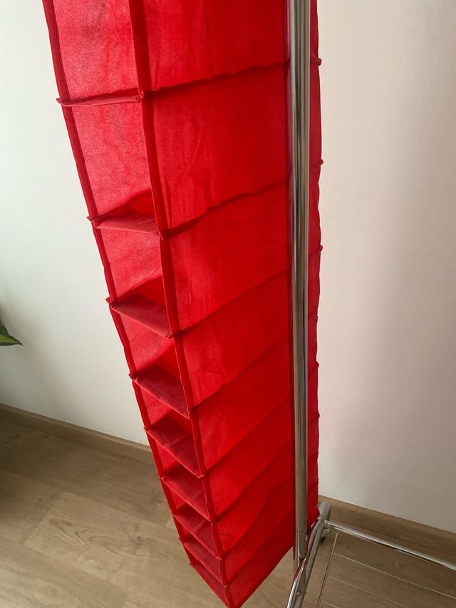 Zapatero vertical de tela rojo