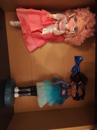 Muñeca LOL con pelo rosa y vestido blanco