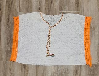 Blusa blanca con flecos naranjas