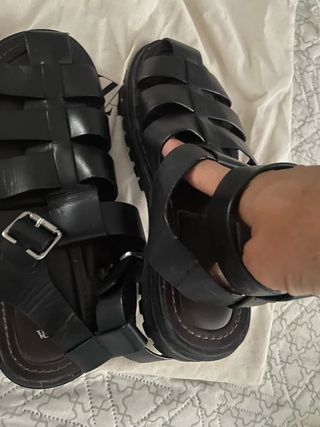 Sandalias cangrejeras piel Zara