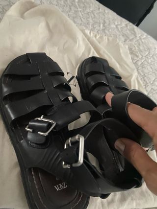 Sandalias cangrejeras piel Zara