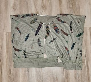 Blusa con estampado de plumas