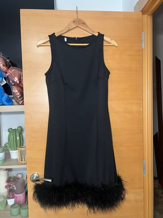 Vestido negro con plumas.talla s pero da para m