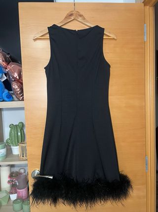 Vestido negro con plumas.talla s pero da para m